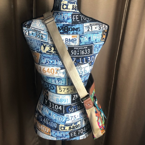 Lily Bloom Floral Multi Pocket Adjustable Crossbody Purse Bag - Picture 4 of 13